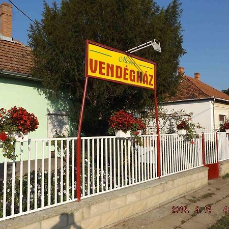 Opusztaszeri Mozes Vendeghaz Hotel Exterior foto