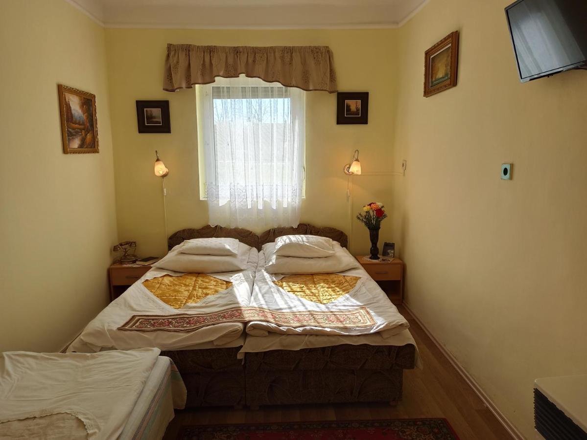 Opusztaszeri Mozes Vendeghaz Hotel Exterior foto