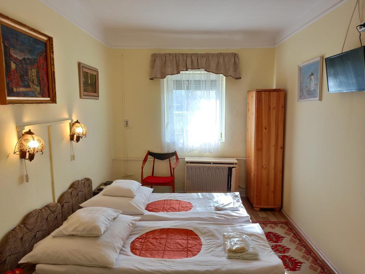 Opusztaszeri Mozes Vendeghaz Hotel Exterior foto