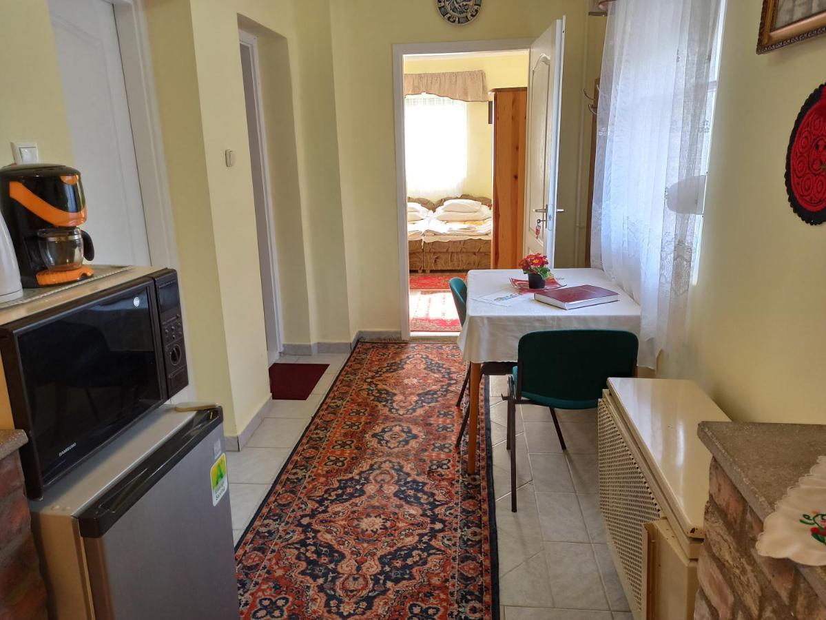 Opusztaszeri Mozes Vendeghaz Hotel Exterior foto