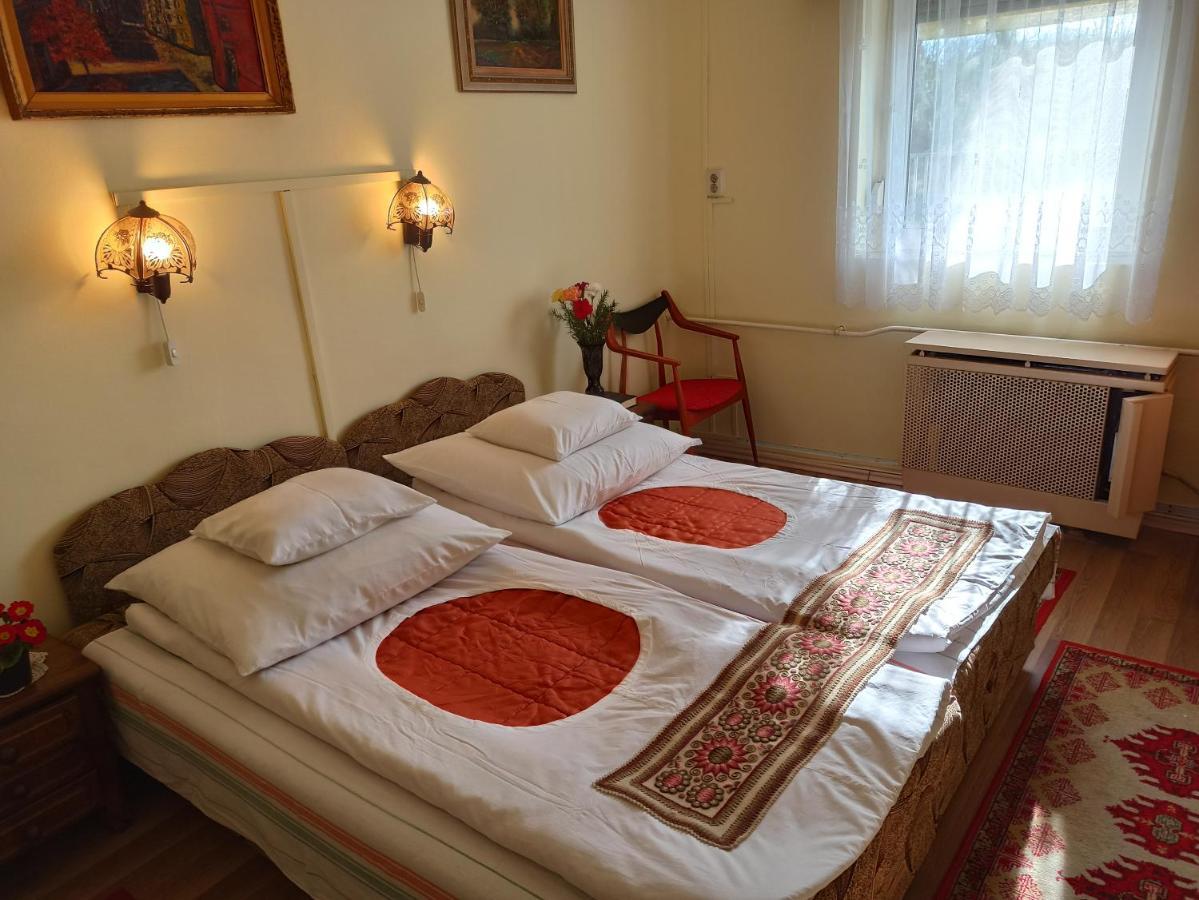 Opusztaszeri Mozes Vendeghaz Hotel Exterior foto