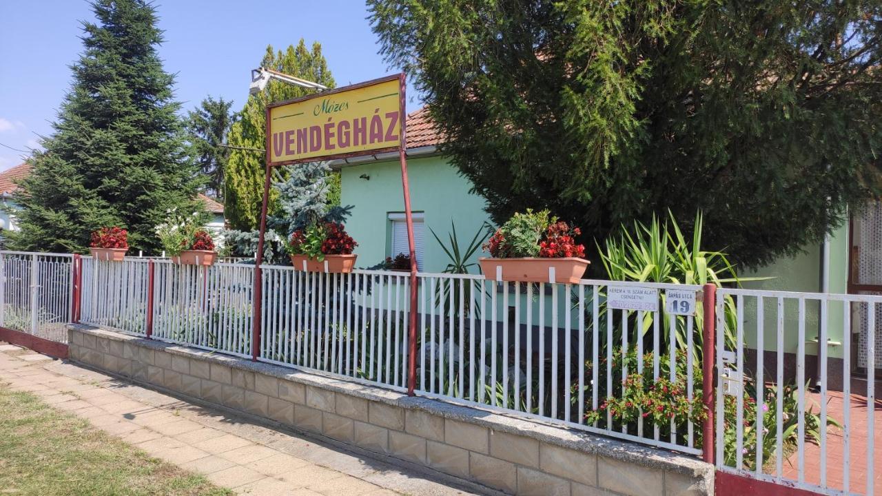Opusztaszeri Mozes Vendeghaz Hotel Exterior foto