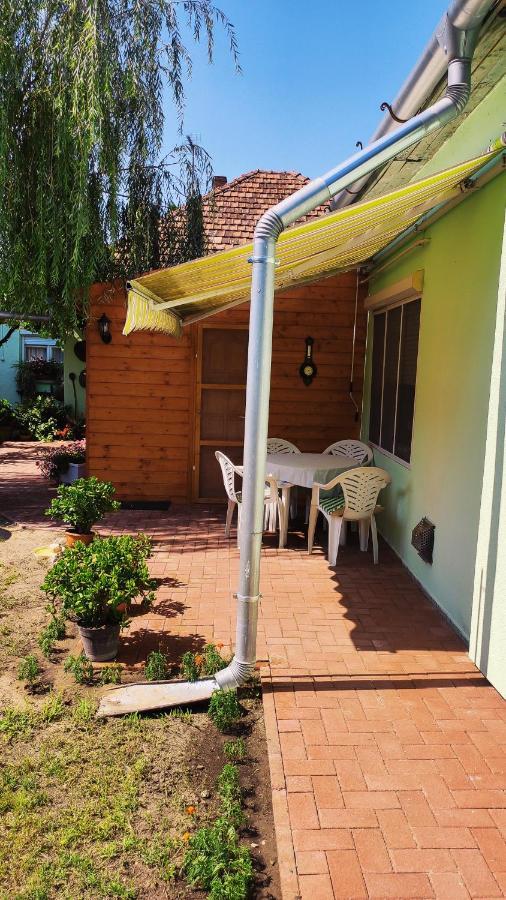 Opusztaszeri Mozes Vendeghaz Hotel Exterior foto