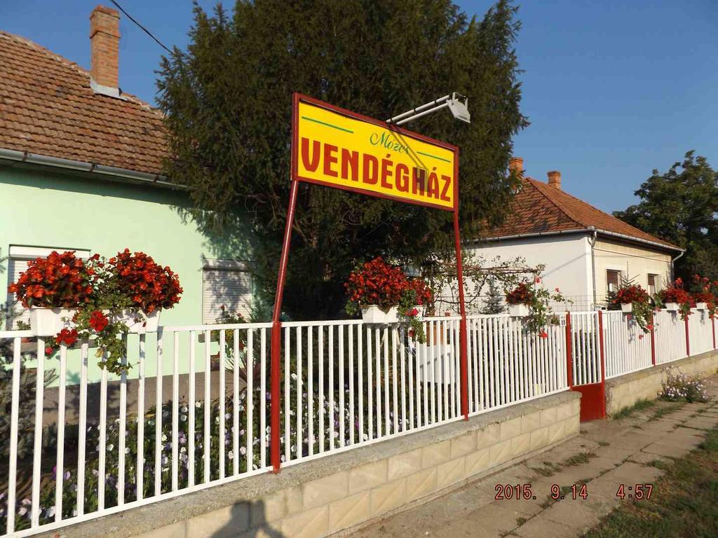 Opusztaszeri Mozes Vendeghaz Hotel Exterior foto