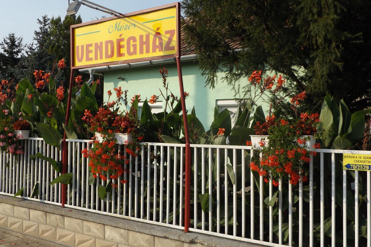 Opusztaszeri Mozes Vendeghaz Hotel Exterior foto