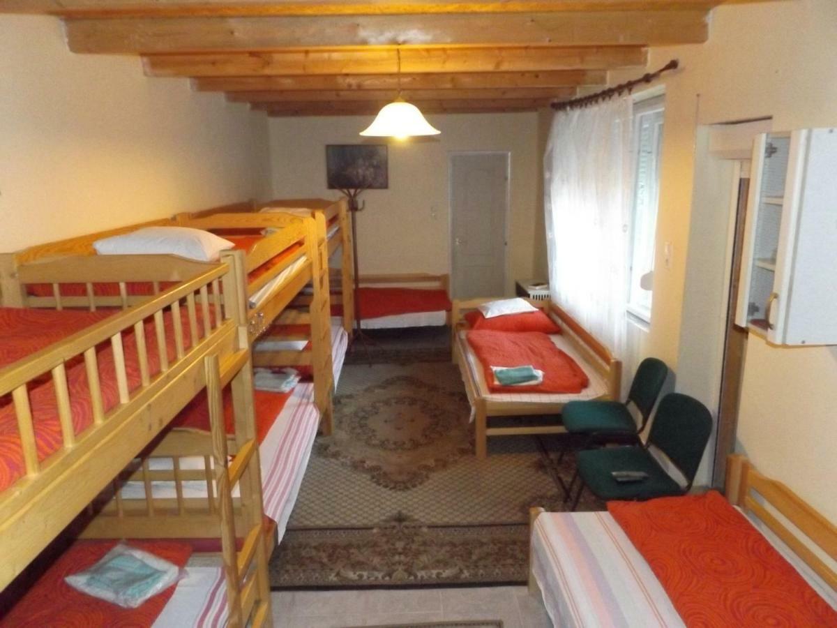 Opusztaszeri Mozes Vendeghaz Hotel Exterior foto