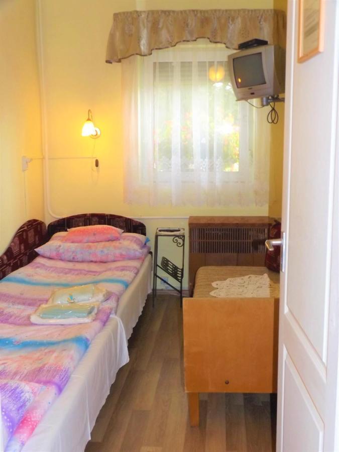 Opusztaszeri Mozes Vendeghaz Hotel Exterior foto